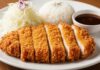 Resep Chicken Katsu Renyah yang Bikin Nagih: Resep Simpel untuk Pemula! Katsu renyah disajikan dengan nasi, sayuran segar, dan saus pedas, menciptakan pengalaman kuliner Jepang yang lezat.