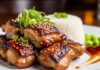 Resep Chicken Teriyaki ala Rumahan yang Bikin Nagih Daging ayam yang disajikan dengan saus manis, nasi putih, dan taburan biji wijen, memperlihatkan kenikmatan hidangan khas.