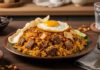 Resep Nasi Kebuli yang Gurih dan Menggugah Selera Nasi kebuli khas Indonesia dengan daging, telur, dan kerupuk, menciptakan sajian lezat yang menggugah selera.