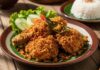 Resep Ayam Serundeng: Resep Ayam Klasik yang Bikin Kangen Rumah Ayam goreng renyah dengan bumbu khas, disajikan bersama nasi putih, sayuran segar, dan hiasan daun pisang.