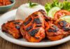 Resep Ayam Panggang Bumbu Merah Resep Ayam Panggang Bumbu Merah disajikan dengan nasi putih dan sayuran segar, menciptakan hidangan menggugah selera.