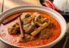 Resep Gulai Kambing Pedas Empuk ala Rumahan yang Gampang Banget Kari daging kambing pedas yang kaya rasa dengan bumbu rempah, disajikan dengan nasi putih dan cabai segar, menggugah selera.