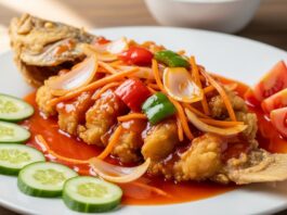 Resep Kakap Goreng Asam Manis yang Bikin Makan Nasi Nambah Terus Kakap Goreng Asam Manis renyah disajikan dengan saus manis pedas, sayuran segar, dan irisan tomat, menggugah selera.