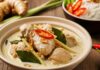 Resep Opor Ayam Sederhana tapi Rasanya Juara, Dijamin Ketagihan! Opor ayam dengan kuah santan kental, dihidangkan dengan nasi putih dan rempah segar, menggugah selera di meja makan.