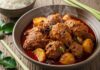 Resep Rendang Ayam Kaya Rempah untuk Pemula Kari ayam aromatik dengan kentang, disajikan panas, mengundang selera dengan hiasan daun jeruk dan serai.