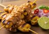 Resep Sate Ayam Bumbu Kacang Lezat yang Gampang Dibuat Sate Ayam Bumbu Kacang yang kaya rasa, disajikan dengan irisan bawang merah, cabai, dan jeruk nipis segar.